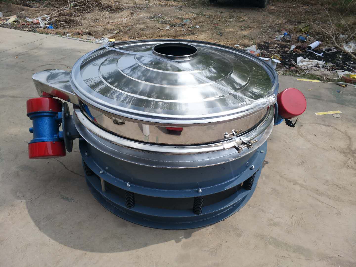 直排篩走貨一拔!!我們新鄉市廣合機械設備有限公司與無錫客戶簽訂1500直排篩兩臺今天發貨